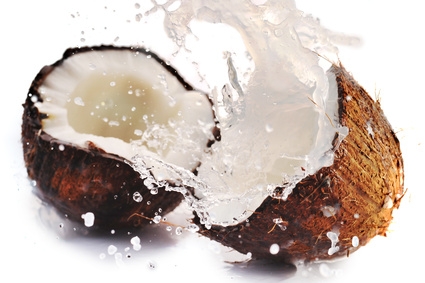 Apa de cocos: ce nu spun studiile oficiale despre controlul glicemiei