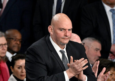 Fetterman strânge mâna cu Trump: gest spontan sau recalibrare politică?