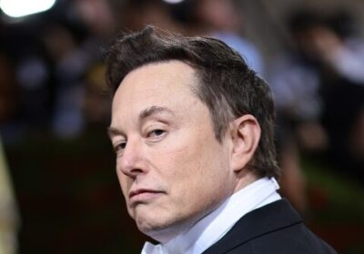 Musk acuză Anthropic de rasism anti-alb: ce ascunde runda de 30 miliarde
