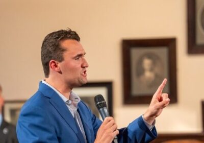 Profesor concediat după ce a ajutat elevii să înființeze club conservator