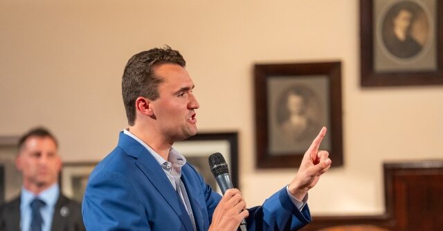 Profesor concediat după ce a ajutat elevii să înființeze club conservator