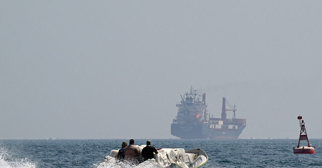 Nave comerciale se declară chineze în Hormuz: cine beneficiază?