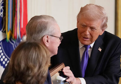 Trump decorează trei militari: ce mesaj trimite la Moscova