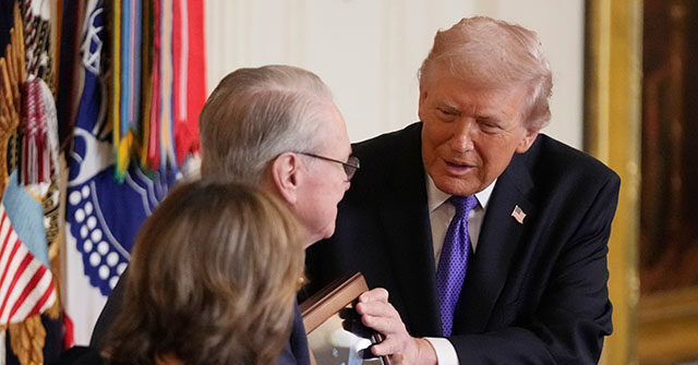 Trump decorează trei militari: ce mesaj trimite la Moscova