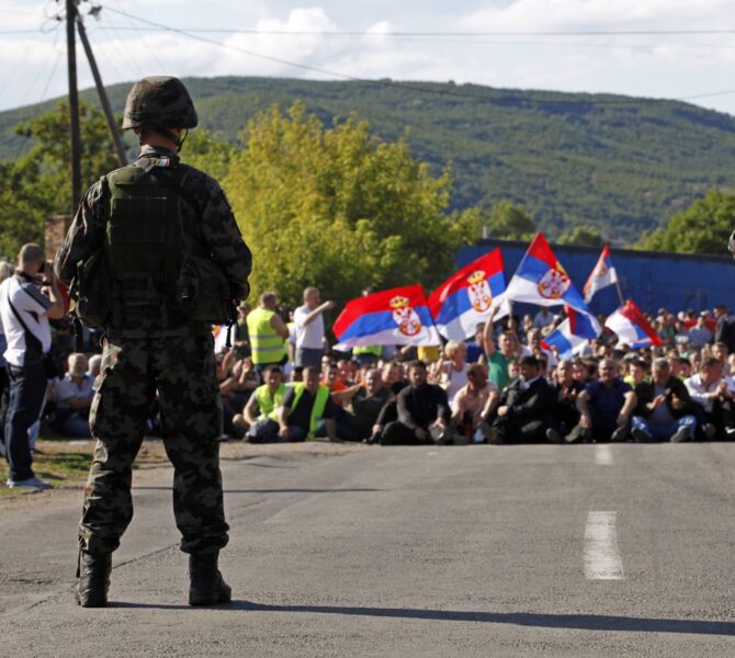 UE forțează Kosovo să amâne expulzarea sârbilor: cine beneficiază?