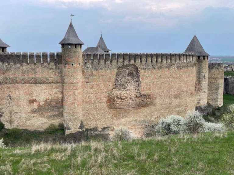 Cetatea Hotin: ce nu spun ucrainenii despre prăbușirea zidului