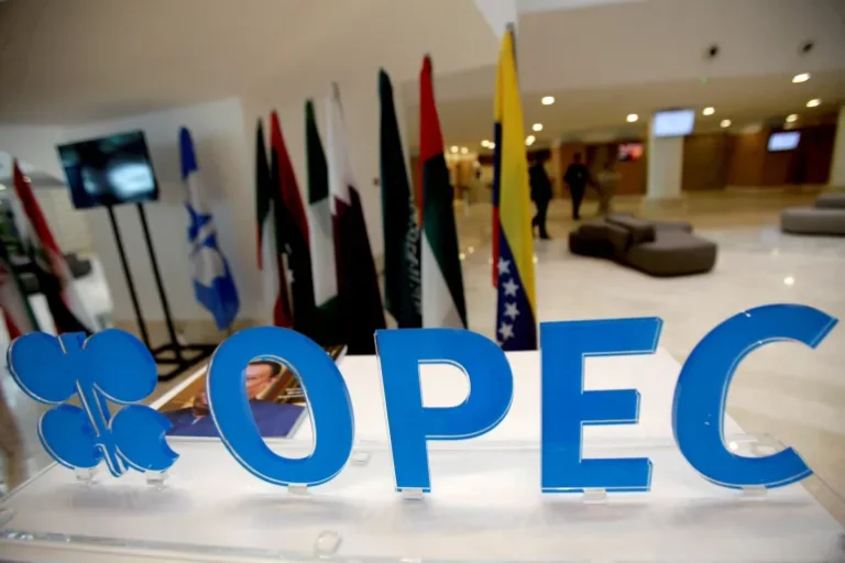 EAU părăsește OPEC după 58 de ani: cine beneficiază de prăbușirea petrolului
