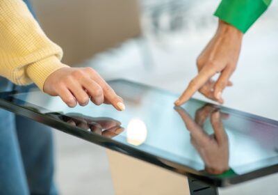 Ecrane tactile în magazine: eficiență sau colectare de date?