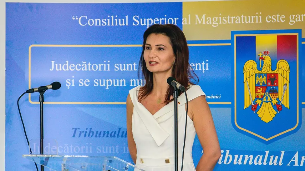 Judecătoarea care vrea să redefinească căsătoria: cui slujește?