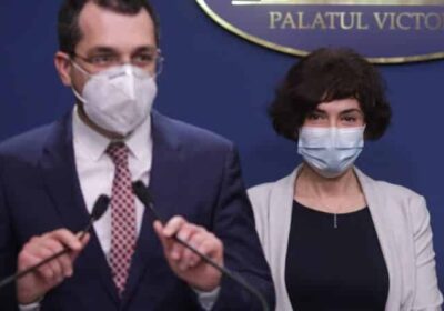 Voiculescu propune testarea de medicamente Pfizer pe români pentru datorie