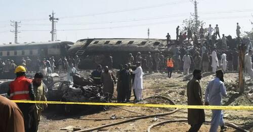 Atac sinucigaș în Pakistan: 30 de morți și întrebări fără răspuns
