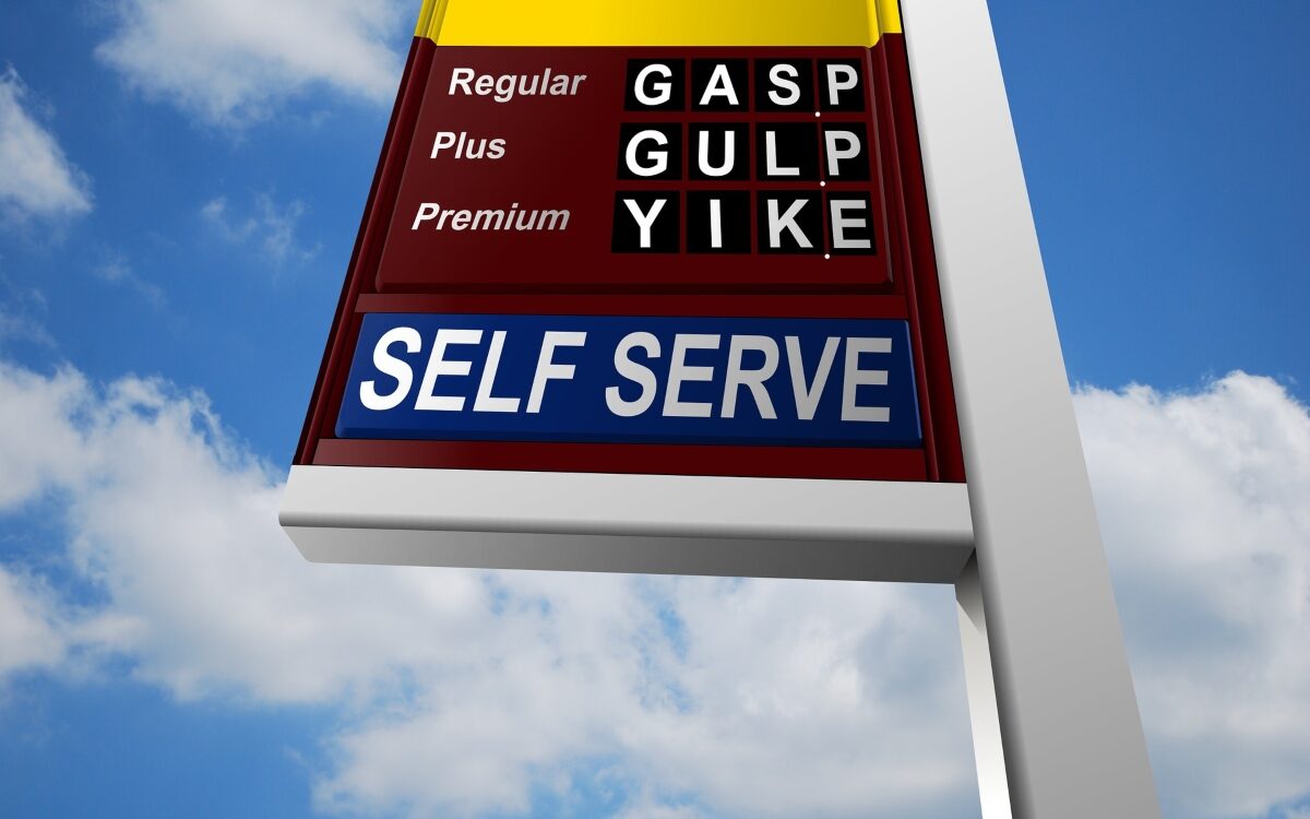 Benzina în SUA, +56% după bombardarea Iranului: cui profită?
