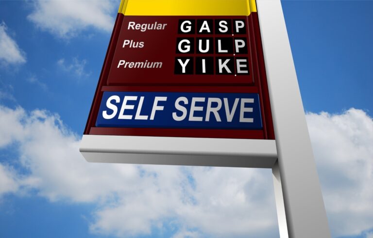 Benzina în SUA, +56% după bombardarea Iranului: cui profită?