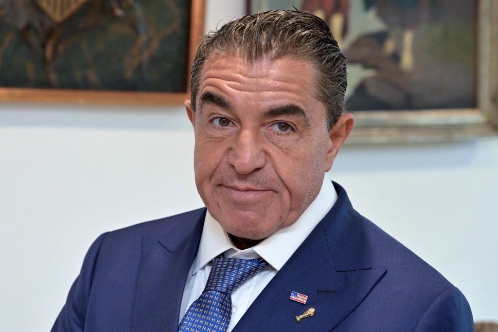 Emisarul lui Trump la București: ce ascund legăturile cu Fashion TV