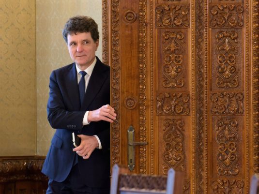 Nicușor Dan negociază în umbră cu independenții din Parlament