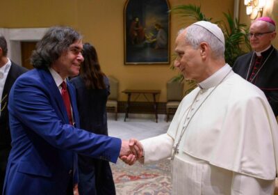 Cărtărescu șterge oameni din poze cu Papa: metoda Stalin revine