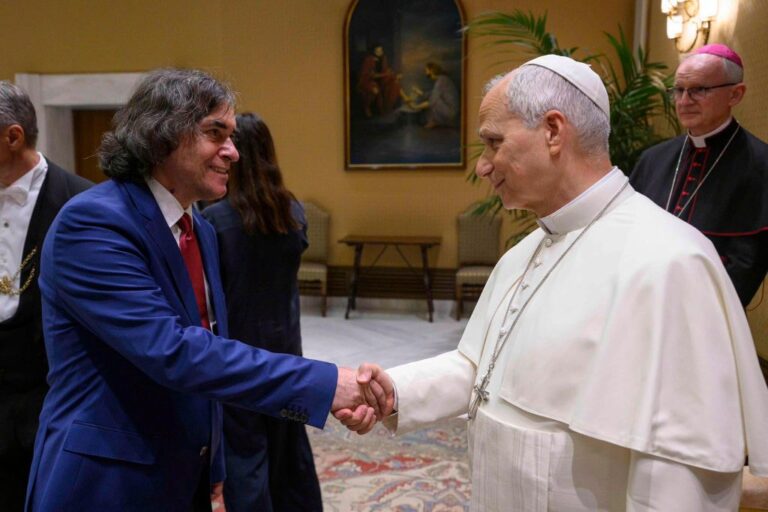 Cărtărescu șterge oameni din poze cu Papa: metoda Stalin revine