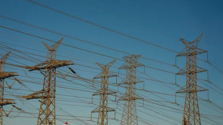Energie: România importă la 160€ și exportă la 15€. Cine pierde?