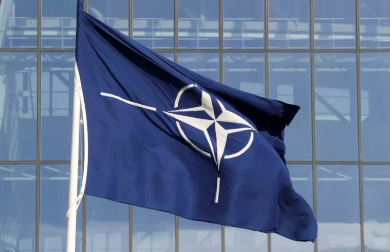 NATO transferă puterea de foc: cine decide ce zboară peste România