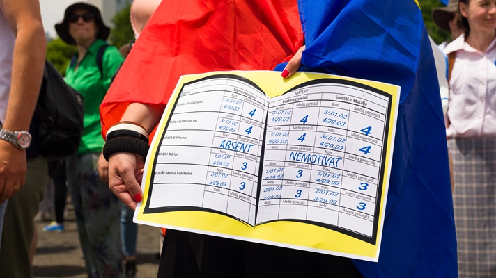 Profesorii care l-au votat pe Nicușor Dan protestează acum împotriva lui