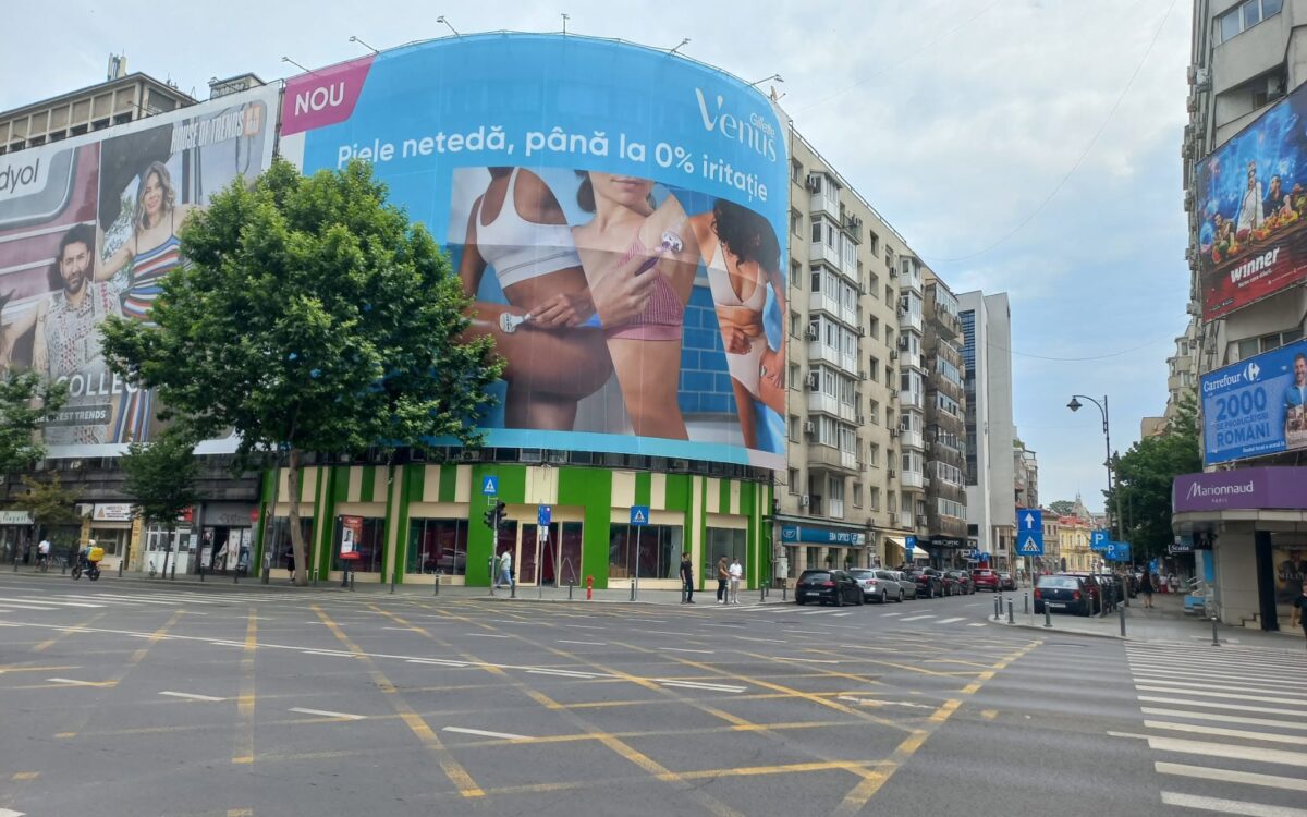 Reclama uriașă din Capitală: cine a aprobat-o, cine a demontat-o