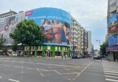 Reclama uriașă din Capitală: cine a aprobat-o, cine a demontat-o