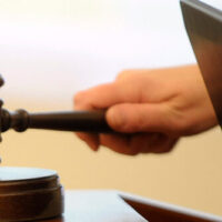 20.000 de procese pentru migranți: cine finanțează rețeaua?