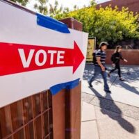 Arizona și California: cine decide de fapt regulile votului?