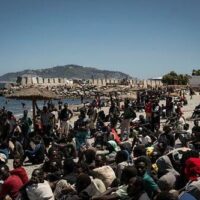 Ceuta: cifrele oficiale contrazise chiar pe plajă, în direct