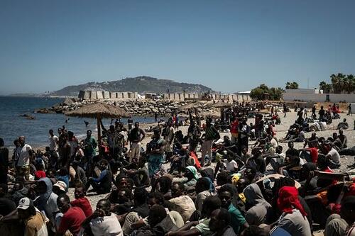 Ceuta: cifrele oficiale contrazise chiar pe plajă, în direct