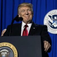 DHS și vânătorii de recompense: migranții urmăriți și după deportare