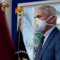 Fauci și vaccinul: cronologia care ridică întrebări