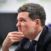 Guvern demis, țară „pe pilot automat”: cine pierde?