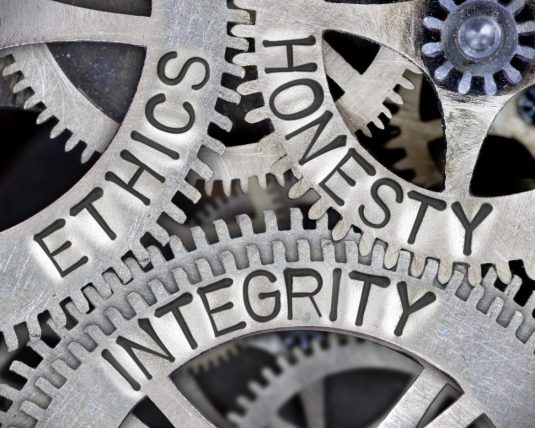 Integritatea la vârf: de ce nu se discută despre ea acum