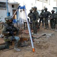 Israel reduce loviturile din Gaza: cine cedează de fapt cui?