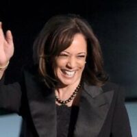 Kamala Harris și vila din Malibu: discursul contra realitatea