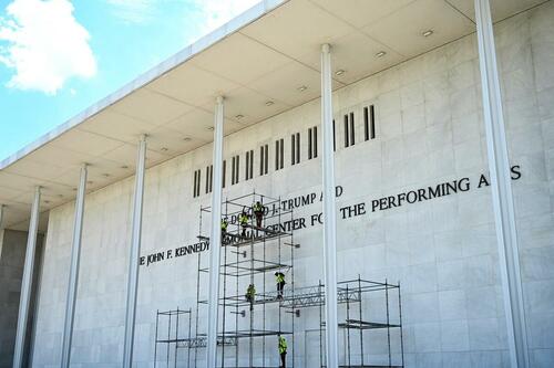 Kennedy Center: cum a ajuns numele lui Trump pe o clădire federală