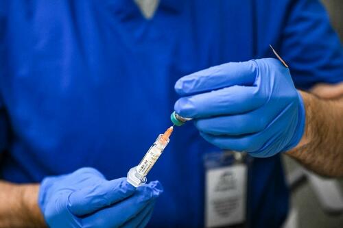 OMS vs Trump pe vaccinuri: cine decide de fapt calendarul copiilor