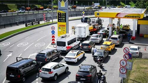 Rusia și criza benzinei: de la „stabilizare” la coadă în 12 regiuni