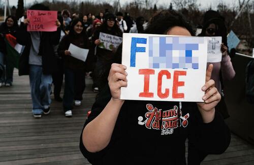Semnul „F*ck ICE”: cine normalizează vulgaritatea publică?