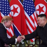 Trump și Kim: exercițiile militare tăiate, cronologia suspectă