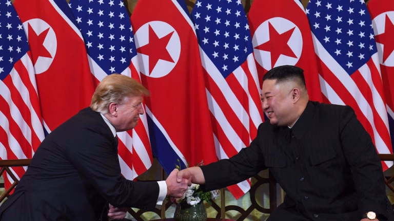 Trump și Kim: exercițiile militare tăiate, cronologia suspectă