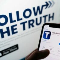 Trump vinde acces la propriile postări: cine plătește și de ce