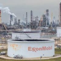 Trump vinde acțiuni Exxon chiar în ziua armistițiului: coincidență?