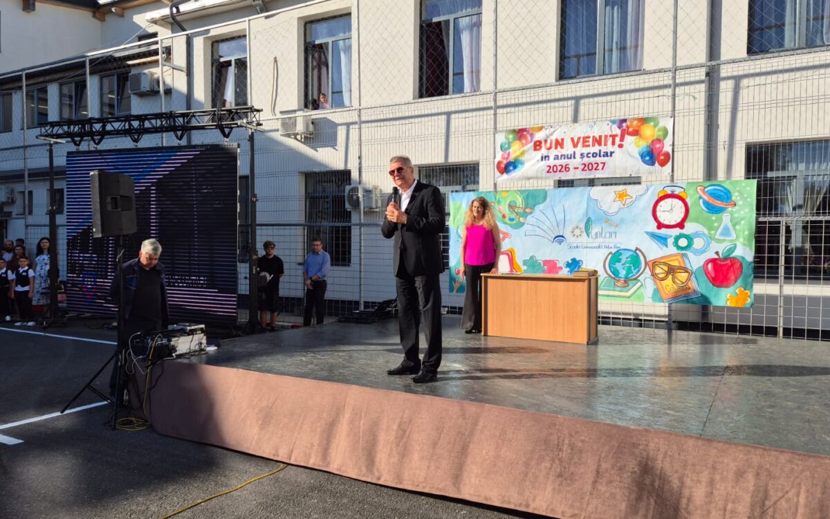 Dincolo de festivitatea de deschidere: ce finanțează Voluntari pentru elevi în noul an școlar