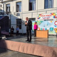 Dincolo de festivitatea de deschidere: ce finanțează Voluntari pentru elevi în noul an școlar
