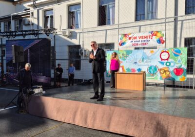 Dincolo de festivitatea de deschidere: ce finanțează Voluntari pentru elevi în noul an școlar