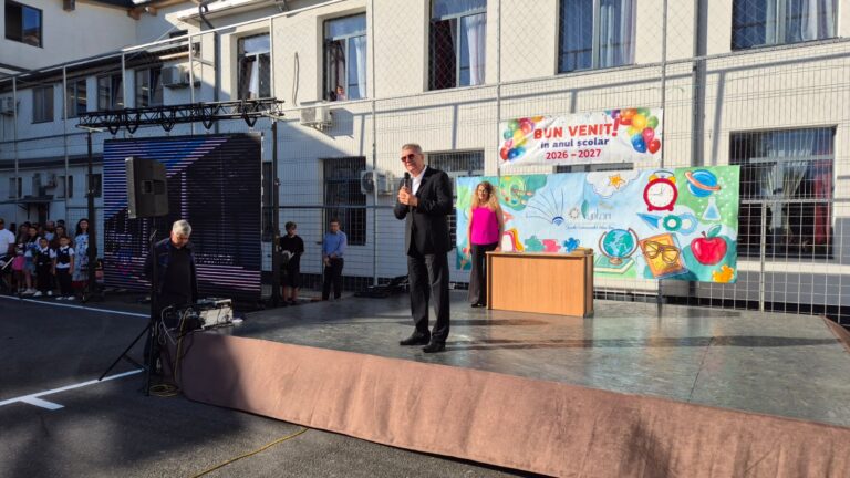 Dincolo de festivitatea de deschidere: ce finanțează Voluntari pentru elevi în noul an școlar
