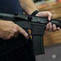 Arme AR-15: de ce statul federal SUA face front cu producătorii