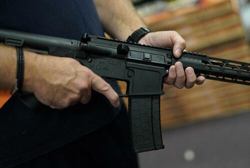 Arme AR-15: de ce statul federal SUA face front cu producătorii